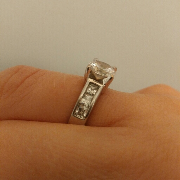 VINTAGE FAUX DIAMOND RING 💎 - Picture 3 of 8